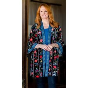 NWOT Pioneer Woman Velvet Ruana Size Small Medium‎ Floral Causal Elegant Black